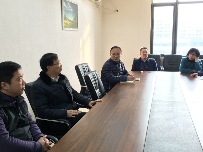 图3AC米兰中文官方网站姜斌院长和电气工程党支部党员们进行讨论和交流_副本.jpg