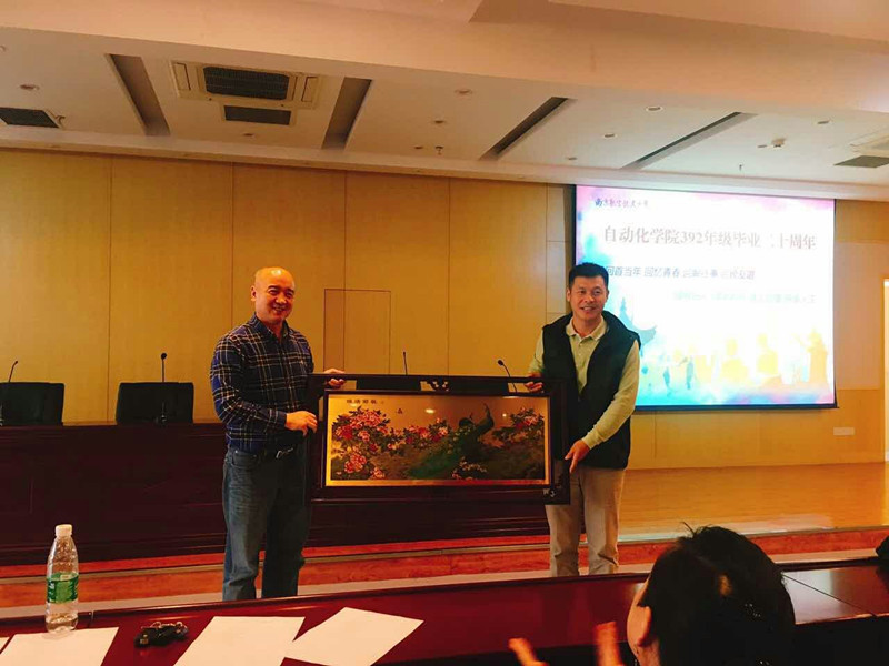 sc_101021_008149.jpg 9. 392级校友赠送铜版挂画留念_副本.jpg